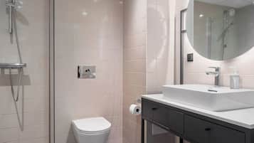 Shower, handuk, sabun, dan tisu toilet