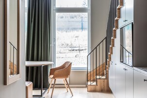 Tabla de planchar con plancha, wifi gratis y ropa de cama 