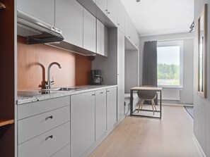 Mini-Kühlschrank, Mikrowelle, Herdplatte, Geschirrspüler