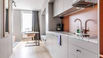 Mini-réfrigérateur, four à micro-ondes, surface de cuisson