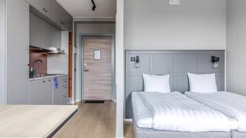 Een moderne slaapkamer met een bed, nachtkastjes en een inbouwkast.