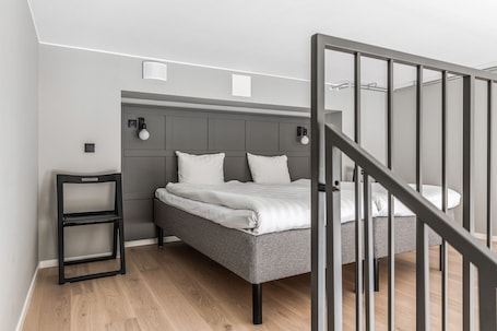 Tabla de planchar con plancha, wifi gratis y ropa de cama . Part-Time Home Täby