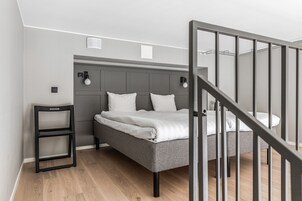 Tabla de planchar con plancha, wifi gratis y ropa de cama 