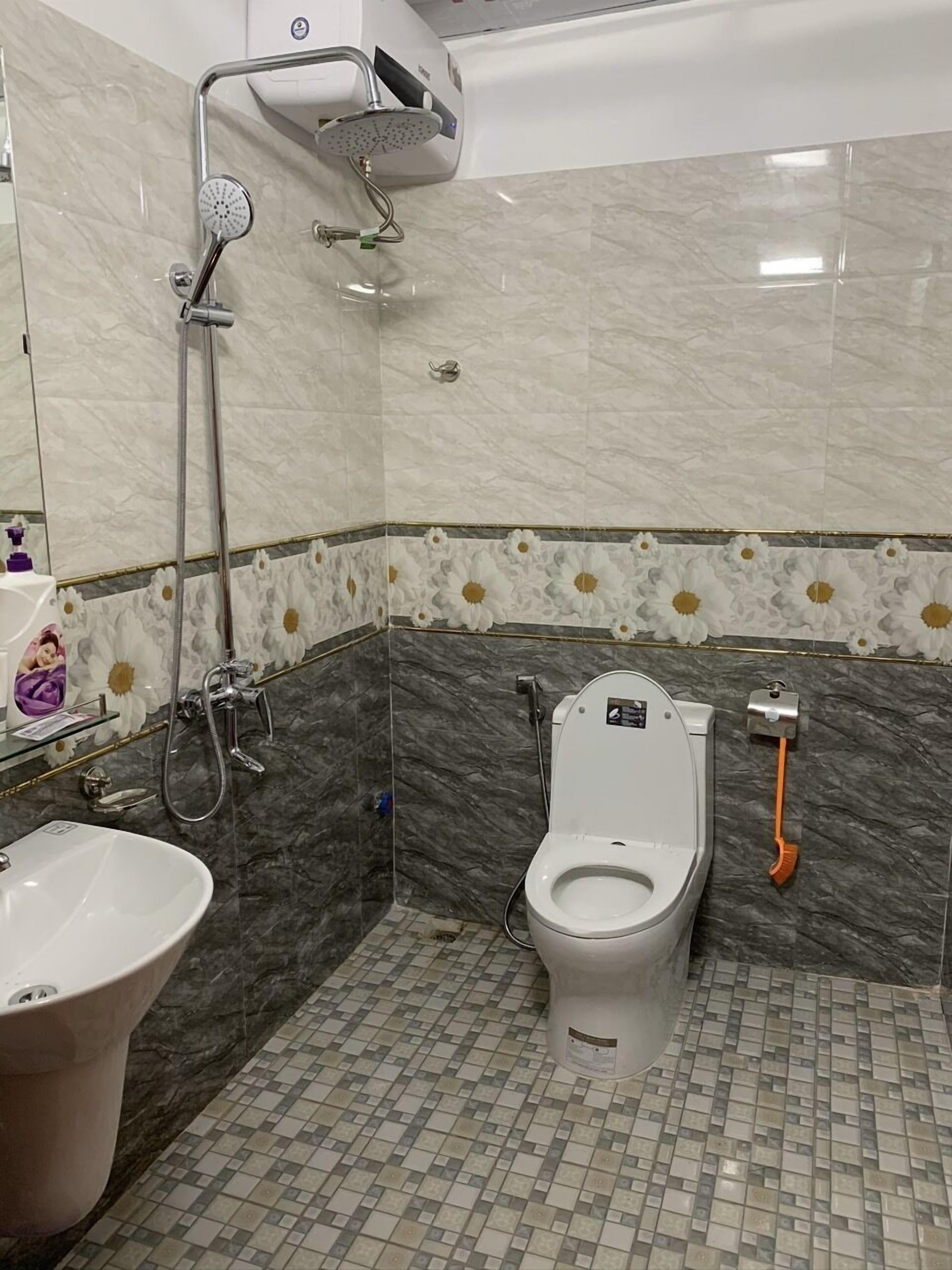 Double Room | Bathroom | Shower, slippers, towels, soap