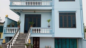Un bâtiment à deux étages sur lequel on peut lire l’inscription suivante : « TUNG LONG NHÃ NGHI ».