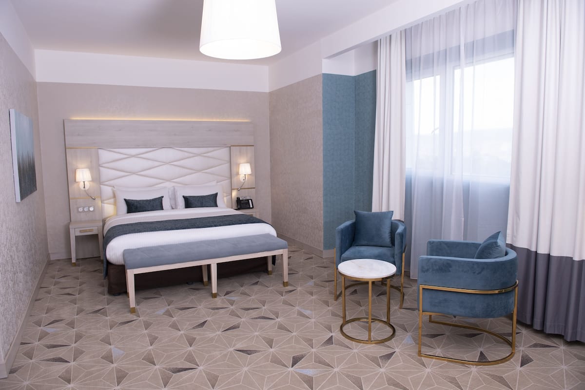 Standardzimmer, 1 King-Bett | 1 Schlafzimmer, Minibar, Zimmersafe, Schreibtisch