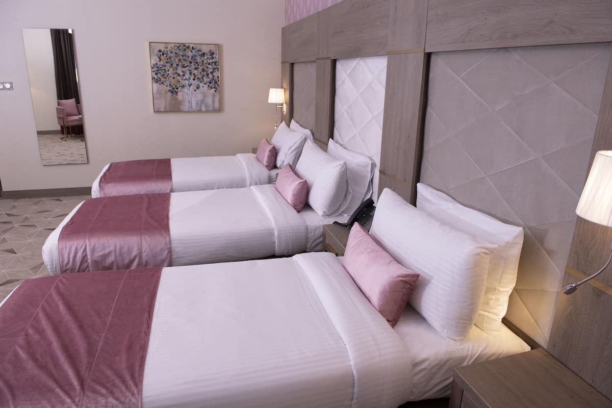 Standard-Dreibettzimmer | 1 Schlafzimmer, Minibar, Zimmersafe, Schreibtisch