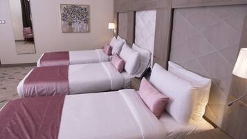 Minibar, caja de seguridad en la habitación y escritorio