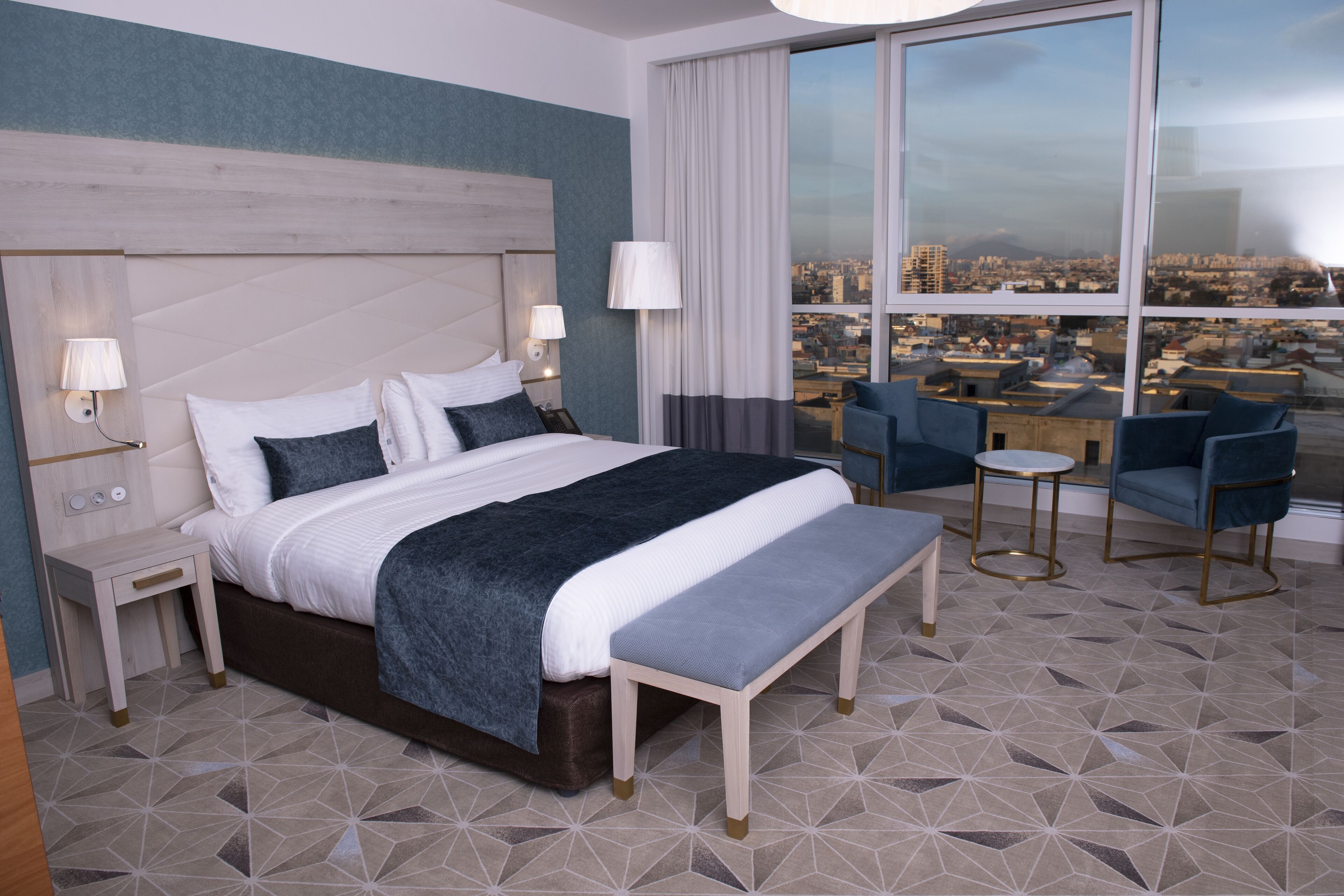 ميني بار وخزنة داخل الغرفة ومكتب وستائر تعتيم