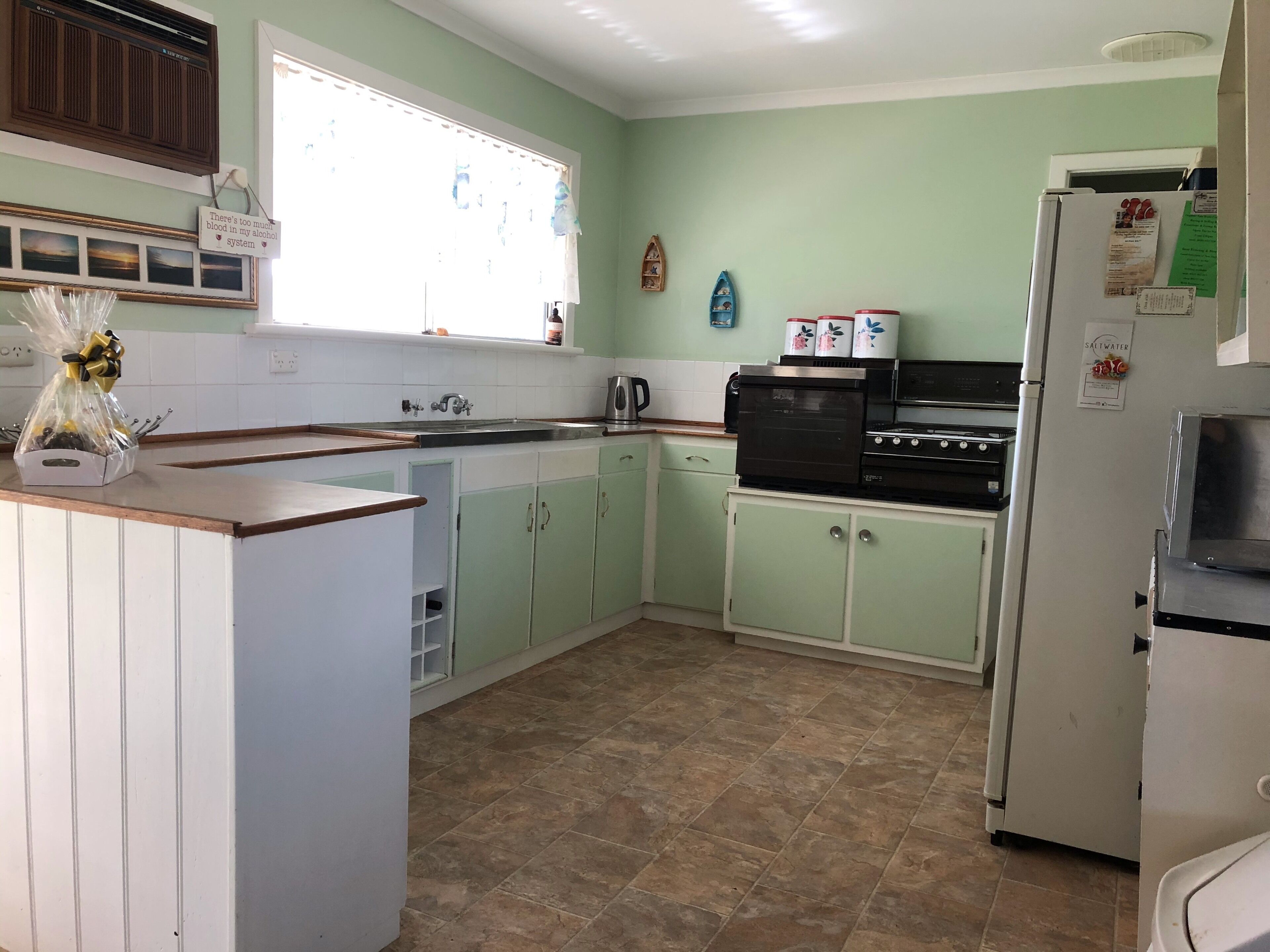 Wasserkocher mit Kaffee-/Teezubehör, Kühlschrank, Mikrowelle, Ofen