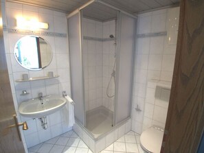 Shower, hydromassage showerhead, hair dryer, towels - Weingut Jacob Lill IV. Nachfolger (Ruedesheim am Rhein)