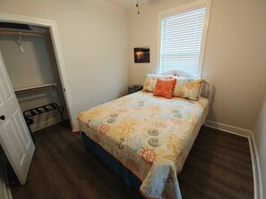 4 habitaciones, tabla de planchar con plancha y cuna de viaje 