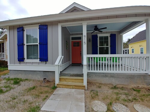 1 mile from Parris Island! Close to beaches, restaurants and shopping.. Sleeps 8