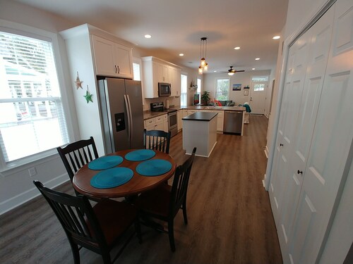 1 mile from Parris Island! Close to beaches, restaurants and shopping.. Sleeps 8