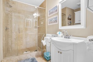 Een douche, handdoeken