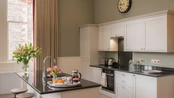 Luxury Apartment (The Maitland) | Private kitchen | Fridge, microwave, oven, stovetop