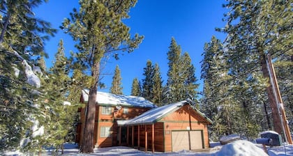 Bear Country - Hot Tub & Deck W/ BBQ