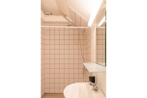 Appartement, 2 chambres, réfrigérateur | Salle de bain | Ensemble douche/baignoire, serviettes fournies