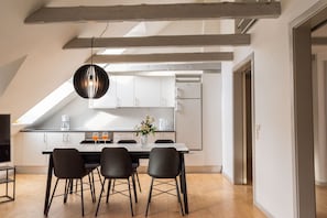 Apartamento, 2 quartos, geladeira | Área de estar