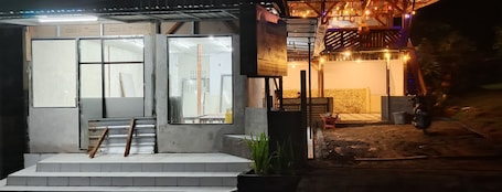 2 restaurants, breakfast served