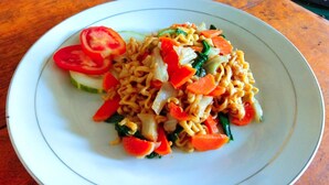 A plate of noodles with vegetables on a white plate. - Angin Mamiri Rinjani Cottages And Resto (Bayan)
