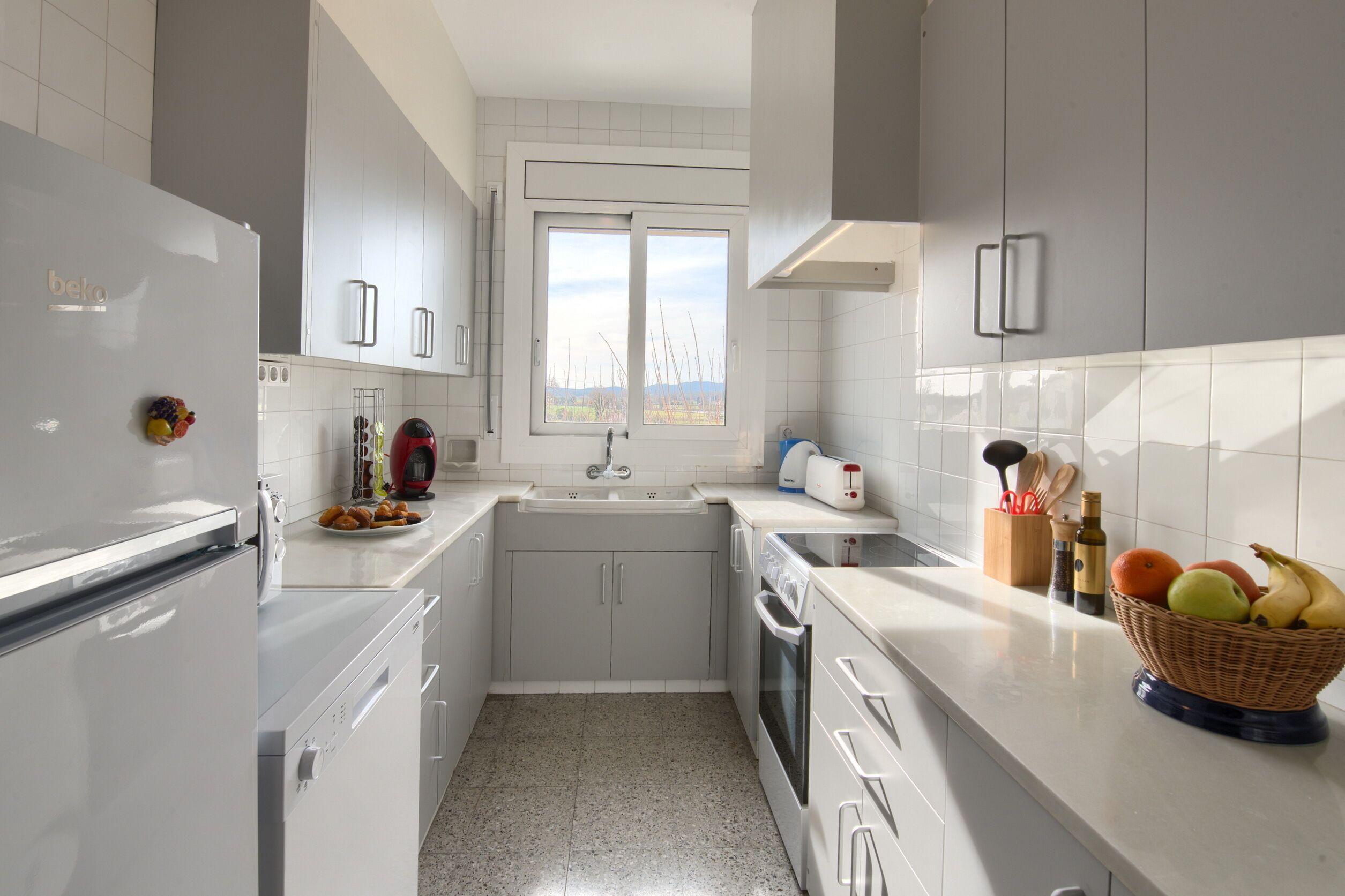 Microwave, dishwasher, coffee/tea maker, cookware/dishes/utensils