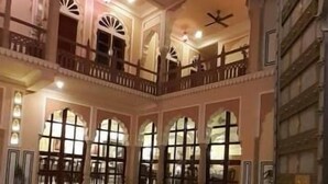 Un vaste atrium à plusieurs niveaux, agrémenté d’arcs décoratifs et doté d’un sol à motifs géométriques.