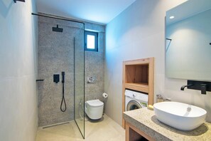 Regadera, secadora de cabello, toallas, shampoo 