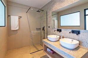 Shower, hair dryer, towels, shampoo