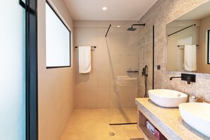 Shower, hair dryer, towels, shampoo