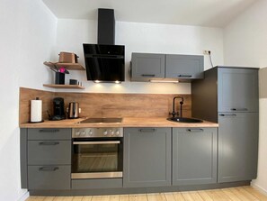 ثلاجة، ميكروويف، فرن، غسالة أطباق