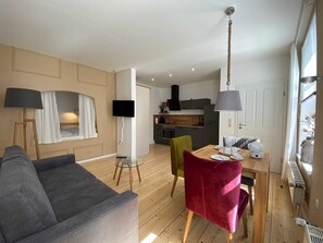 2 عدّة غرف نوم وواي فاي وملاءات أسرّة