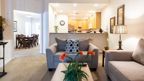 Familienapartment, zum Garten hin | Wohnzimmer
