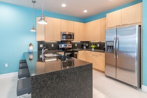 Casa geminada família, no jardim | Cozinha privada | Cooktop, lava-louças, talheres/pratos/utensílios de cozinha