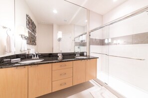 Family Townhome, Garden Area | Bathroom - Vhc7806ha - Serenity - 3 Bed 3 Baths Townhouse (Clermont)