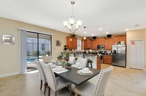 패밀리 빌라, 온수 욕조, 정원 | 전용 주방 | 쿡탑, 식기 세척기, 조리 도구/접시/주방  기구