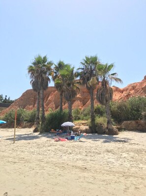 Ubicación cercana a la playa y toallas de playa
