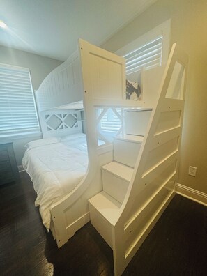 2 chambres, coffres-forts dans les chambres, fer et planche à repasser