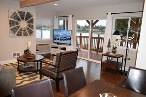 Smart TV, books, offices - Seattle/Airport/Light Rail/SeaTac/2Bdrm Apt/Waterfront Home (SeaTac)