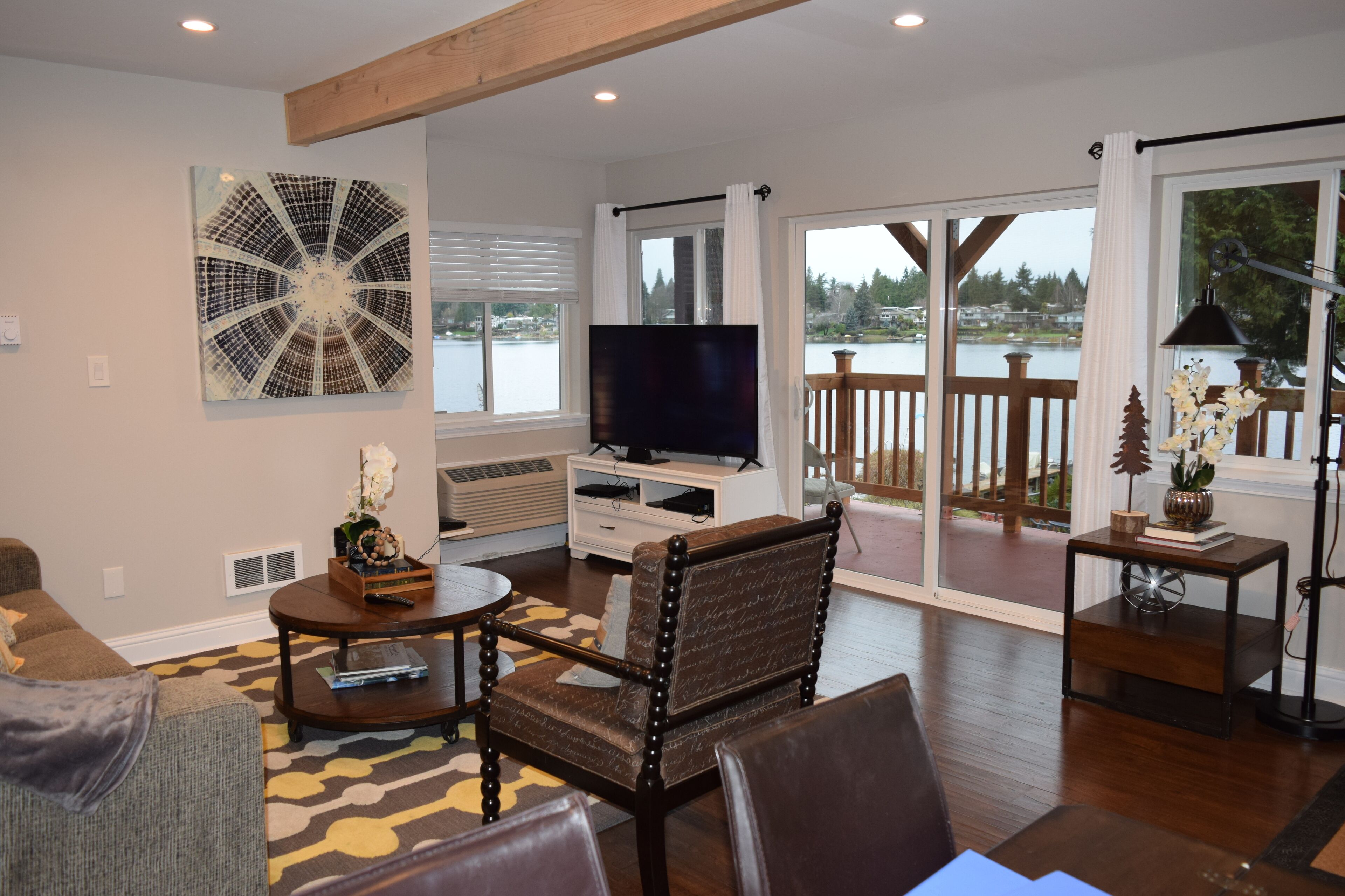 Een smart-tv, boeken en een kantoor