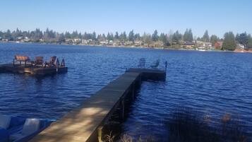 Playa en los alrededores, camastros y toallas de playa