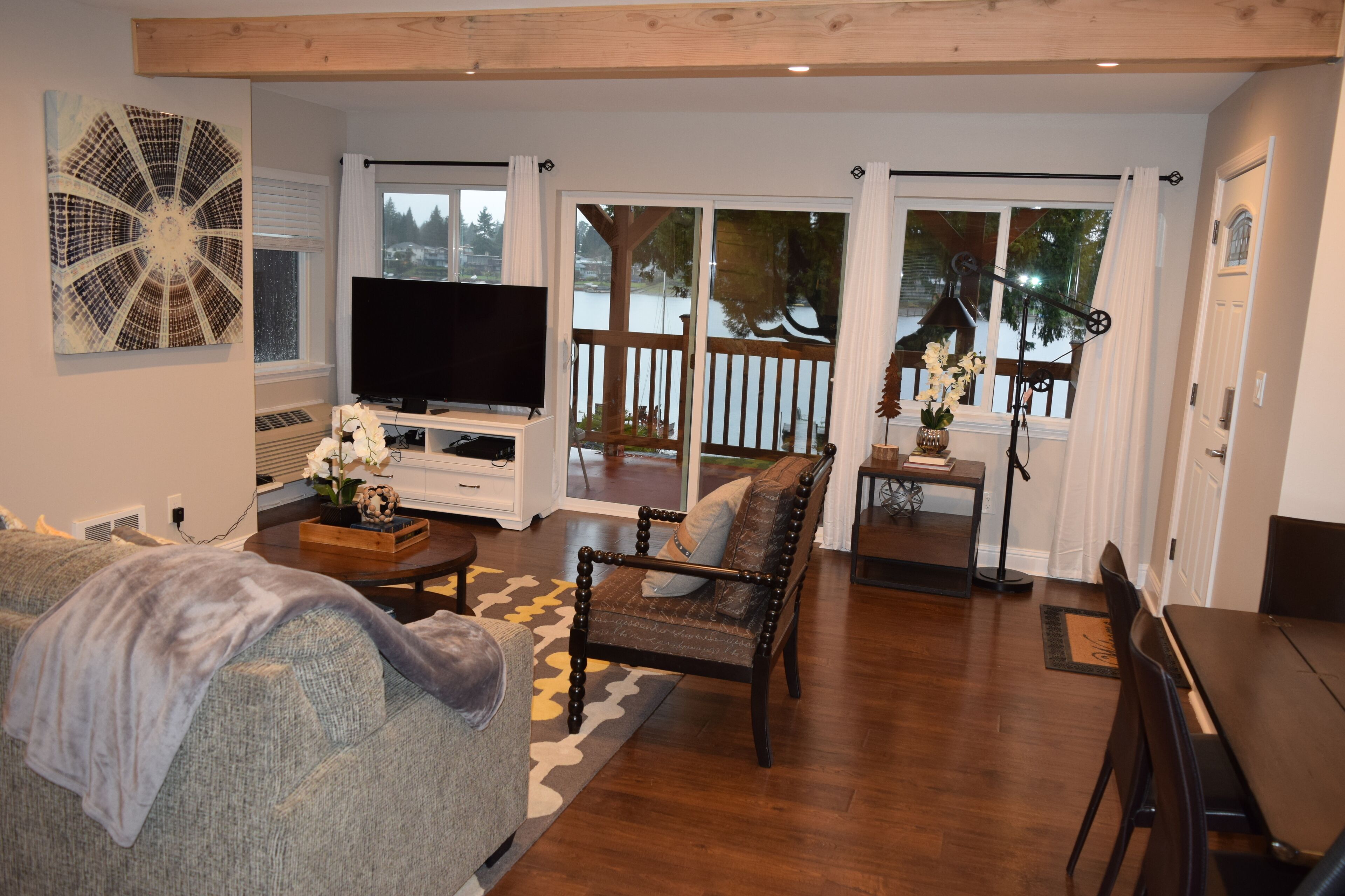 Smart TV, libros y oficina 