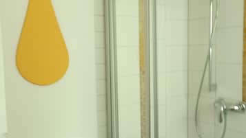 Een douche, een haardroger, zeep, toiletpapier