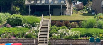 ドックへのアクセスと大きなデッキからの美しい眺めのウォーターフロントコテージ