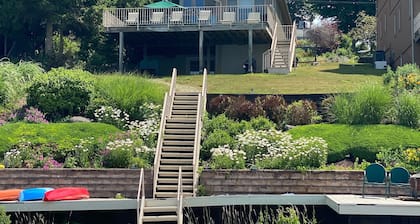 Waterfront Cottage, Large Dock Access, Beautiful Deck Views, Dog Friendly!