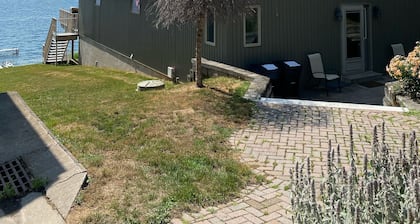 Waterfront Cottage mit Zugang zum Dock und schöner Aussicht von einem großen Deck