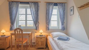 3 bedrooms, desk, WiFi, bed sheets