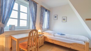 3 bedrooms, desk, WiFi, bed sheets
