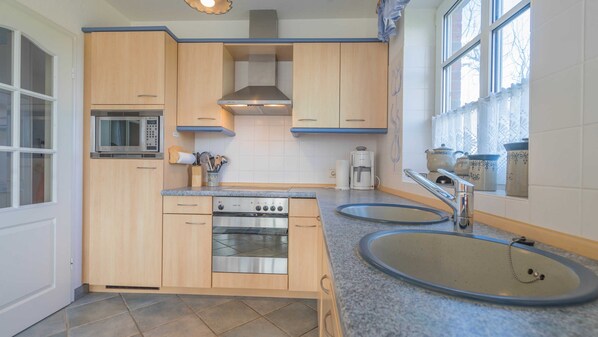 Kühlschrank, Mikrowelle, Ofen, Geschirrspüler