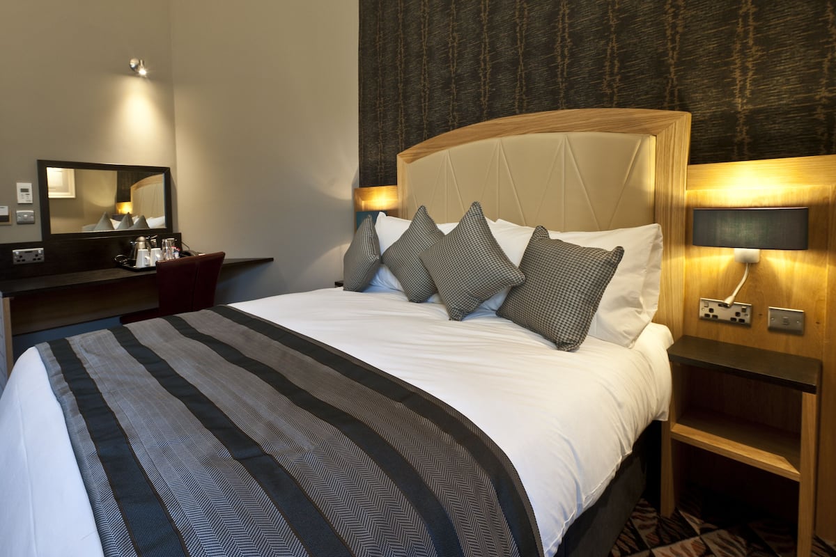 Double Room | Iron/ironing board, free WiFi, bed sheets